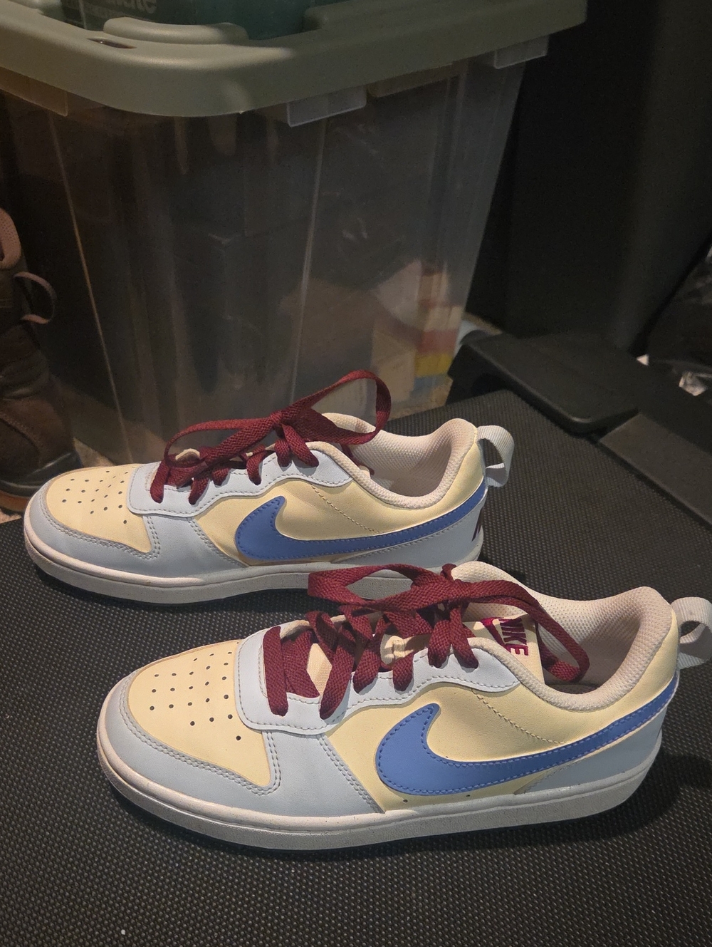 Nike Kids Low-Top Sneakers in Cream, Light Blue & Maroon